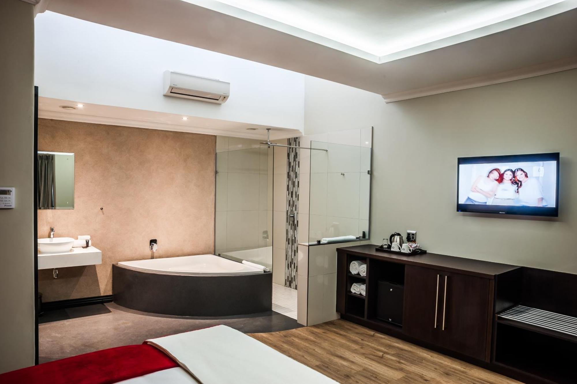 Hotel Savoy And Conference Centre Мтата Экстерьер фото